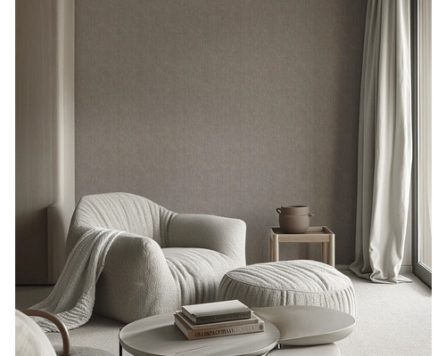 Salon avec fauteuil, poufs, table basse et décoration pour une ambiance chaleureuse
