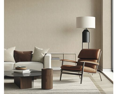Salon avec canapé, fauteuil, table basse et lampadaire dans un design lumineux.