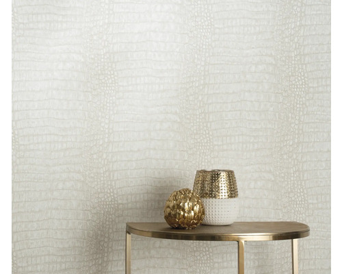 Papier peint décoratif avec motif crocodile présenté à l'intérieur sur une table.