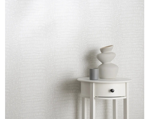Papier peint à motif crocodile, table d'appoint avec décoration
