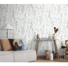 Scène avec un papier peint floral, un canapé et des éléments décoratifs pour une ambiance de vie confortable