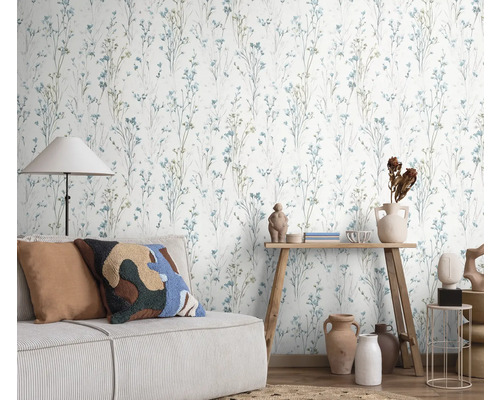 Scène avec un papier peint floral, un canapé et des éléments décoratifs pour une ambiance de vie confortable