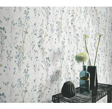 Mur avec motif de papier peint floral et vases décoratifs sur une table