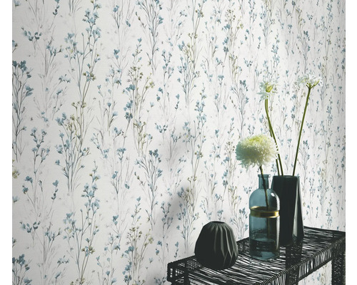 Mur avec motif de papier peint floral et vases décoratifs sur une table
