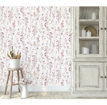Scène avec papier peint à motifs floraux, tabouret en bois avec ustensiles de cuisine et armoire