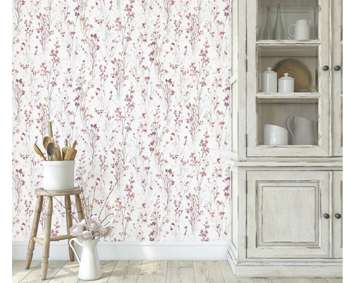 Scène avec papier peint à motifs floraux, tabouret en bois avec ustensiles de cuisine et armoire