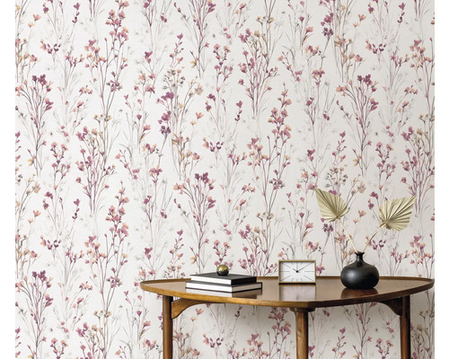 Papier peint à motif floral sur le mur