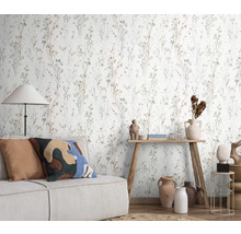 Salon avec canapé et papier peint à motif floral
