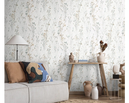 Salon avec canapé et papier peint à motif floral