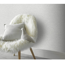 Pièce décorative avec papier peint à motifs et chaise recouverte de fourrure