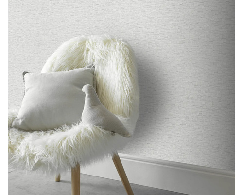 Pièce décorative avec papier peint à motifs et chaise recouverte de fourrure