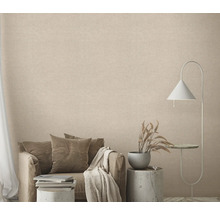 Exemple d'aménagement avec papier peint mural, fauteuil, coussins et lampadaire pour l'aménagement d'un espace de vie