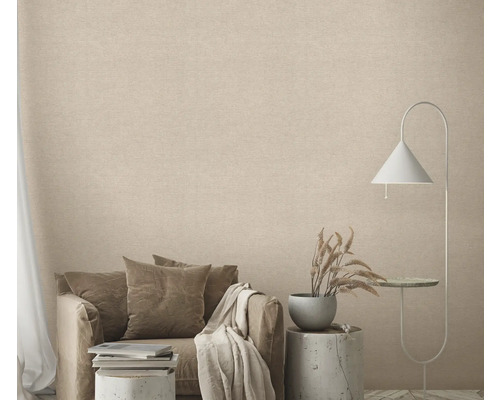 Exemple d'aménagement avec papier peint mural, fauteuil, coussins et lampadaire pour l'aménagement d'un espace de vie