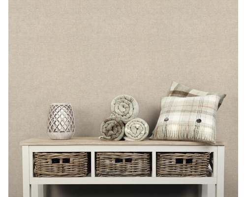 Scène décorative avec meubles, couvertures, coussins, paniers et photophore