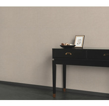 Console noire avec décoration et image sur un mur beige