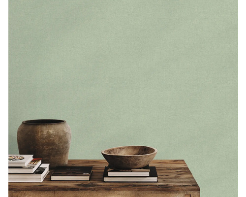 Papier peint avec structure textile devant une décoration avec un vase et un bol