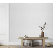 Pièce claire avec banc, décoration et papier peint structuré blanc