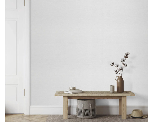 Pièce claire avec banc, décoration et papier peint structuré blanc