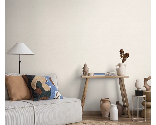 Salon avec canapé, lampadaire et décoration sur une table en bois