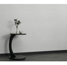 Scène décorative avec table d'appoint, vase, fleurs et oiseau