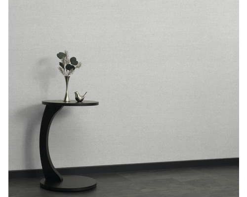 Scène décorative avec table d'appoint, vase, fleurs et oiseau