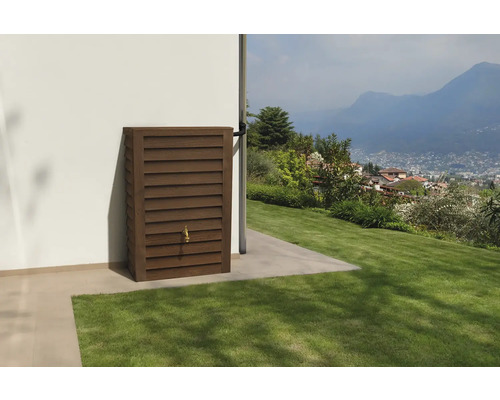 Récupérateur d eau de pluie rectangulaire aspect bois avec lamelles et robinet contre un mur dans un jardin.