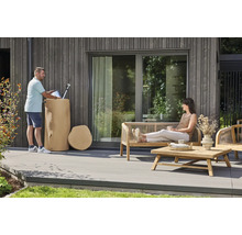 Espace extérieur moderne avec une terrasse en bois, des meubles de jardin en bois et un récupérateur d'eau de pluie décoratif en aspect tronc d'arbre.