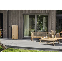 Récupérateur d eau de pluie beige sur une terrasse moderne avec des meubles de jardin en bois et une façade grise.