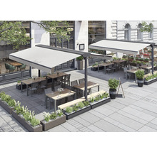 Extérieur d'un restaurant avec des auvents, des tables, des chaises et des jardinières