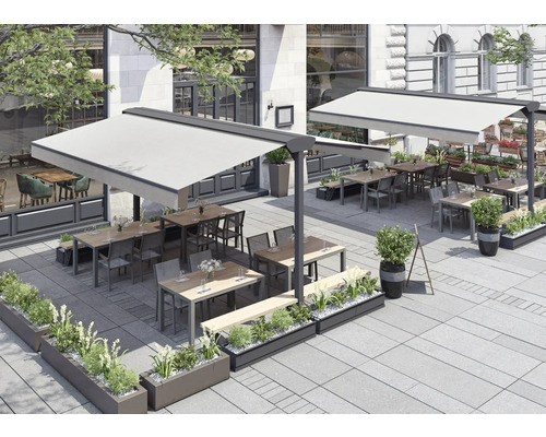 Extérieur d'un restaurant avec des auvents, des tables, des chaises et des jardinières