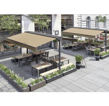 Aussenbereich mit Markisen, Tischen, Stühlen und Pflanzenkästen