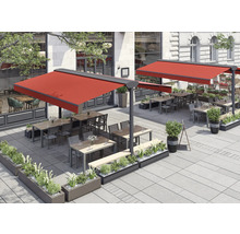 Espace extérieur d'un restaurant avec tables, chaises et auvents