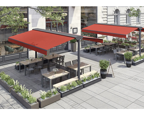 Espace extérieur d'un restaurant avec tables, chaises et auvents