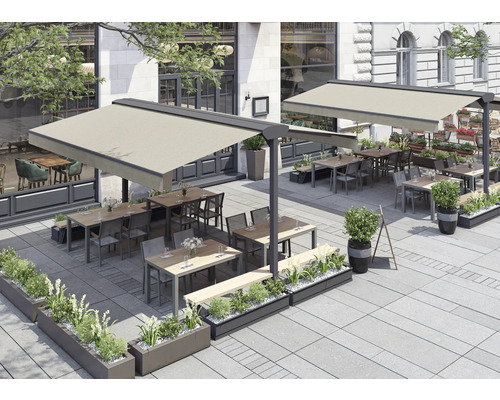 Aussenbereich eines Restaurants mit Sonnenschirmen, Tischen, Stühlen und Pflanzkästen