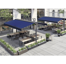 Aussenbereich eines Restaurants mit Markisen, Tischen, Stühlen und Pflanzkästen