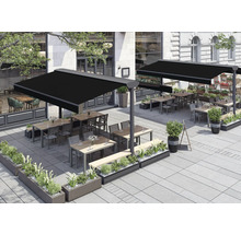 Aussenbereich eines Restaurants mit freistehenden Markisen, Tischen und Stühlen