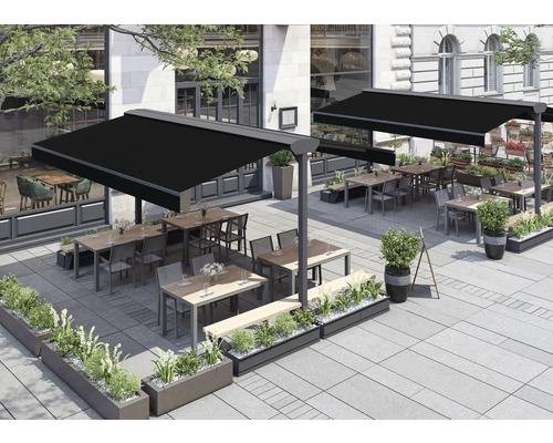 Aussenbereich eines Restaurants mit freistehenden Markisen, Tischen und Stühlen