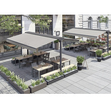 Aussenbereich mit Terrassenüberdachung, Tischen, Stühlen und Pflanzkübeln