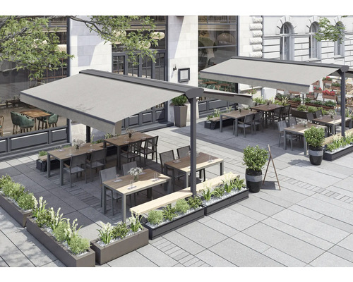 Aussenbereich mit Terrassenüberdachung, Tischen, Stühlen und Pflanzkübeln