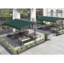 Aussenbereich mit Markisen, Tischen, Stühlen und Pflanzkübeln