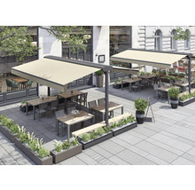 Aussenbereich mit Terrassenmöbeln und Sonnenschutz