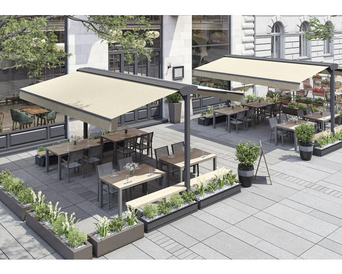 Aussenbereich mit Terrassenmöbeln und Sonnenschutz