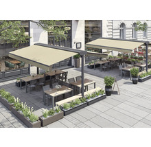 Espace extérieur avec tables, chaises et stores solaires pour restaurants et cafés.