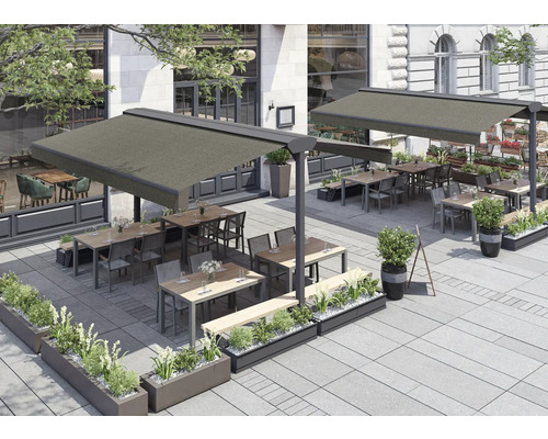 Extérieur d'un restaurant avec des voiles d'ombrage, des tables et des chaises