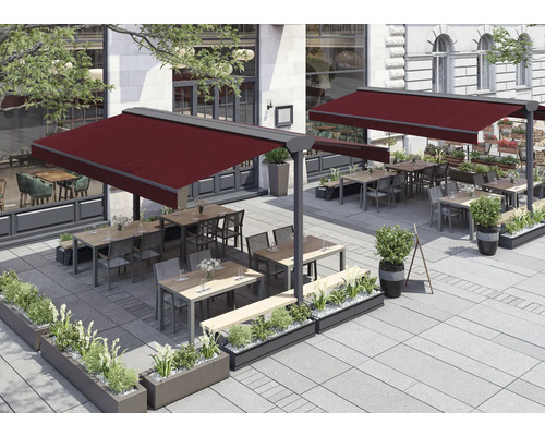 Gastronomiebereich mit Markisen, Tischen und Stühlen im Außenbereich.