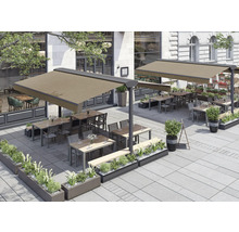 Espace extérieur d'un restaurant avec systèmes de protection solaire, tables, chaises et bacs à plantes.