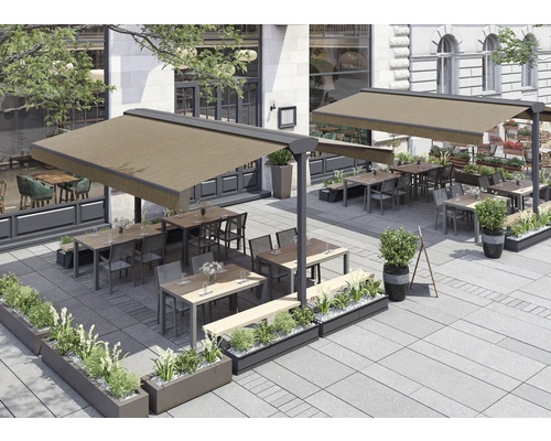 Espace extérieur d'un restaurant avec systèmes de protection solaire, tables, chaises et bacs à plantes.