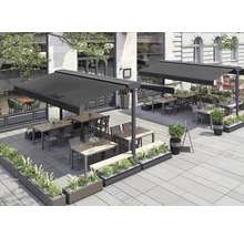 Espace extérieur d'un restaurant avec des tables, des chaises et des stores pour la protection solaire