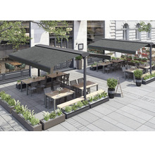 Extérieur d'un restaurant avec systèmes de protection solaire, tables, chaises et bacs à fleurs.