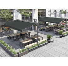 Espace extérieur avec des stores, des tables et des plantations pour la restauration